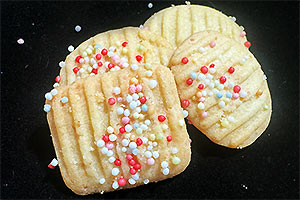 Butter-Plätzchen mit bunten Streuseln